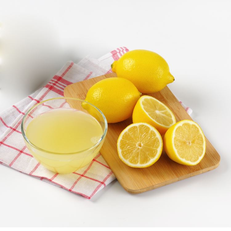 Jugo de limón recién exprimido
